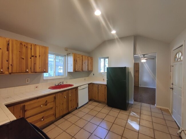 Building Photo - PRIVATE, COZY 2-3 BDRM 1.5 BATH HOME W/ HU...