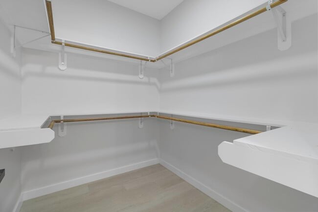 Building Photo - 611 Bridgeview Dr