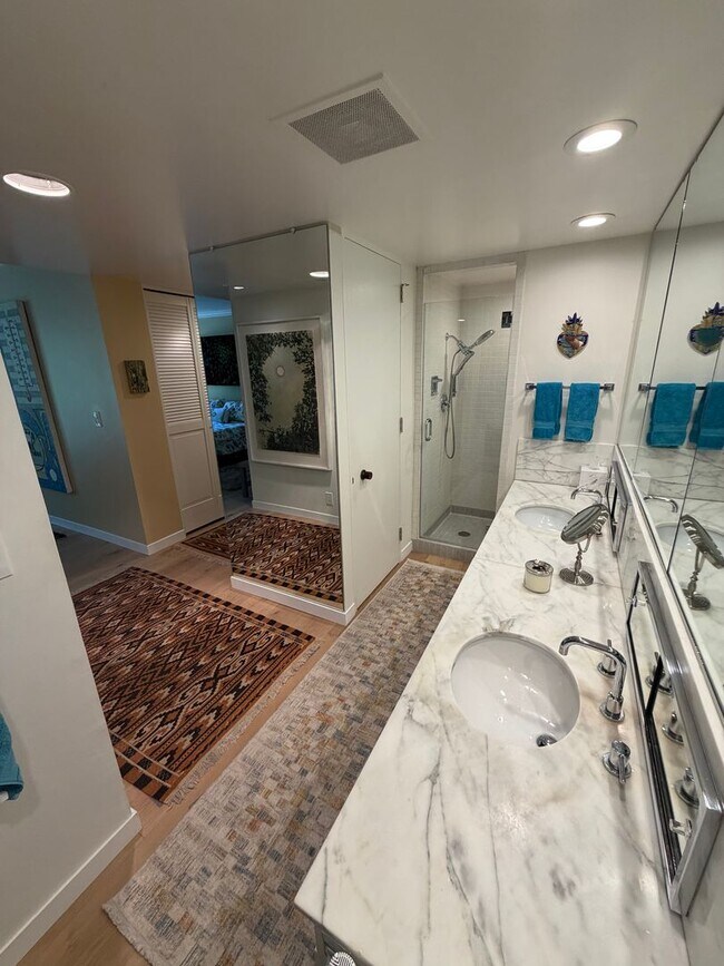 Building Photo - 3 bedroom | 2 bathroom | 4th floor condo in East Sacramento