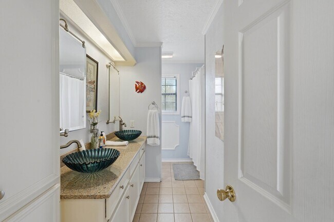 Building Photo - 360 S Lakeside Dr