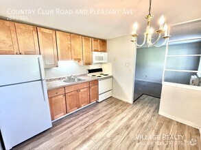 Building Photo - Roomy, remodeled 2-bed w/ on-site laundry ...