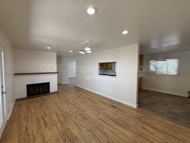 Building Photo - 1317 Espanola St NE