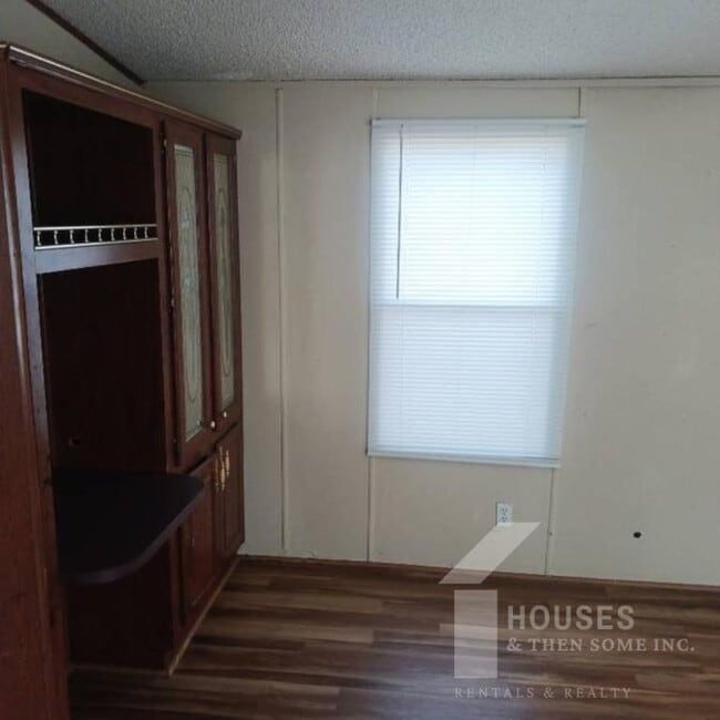 Building Photo - 108 Smiley Dr