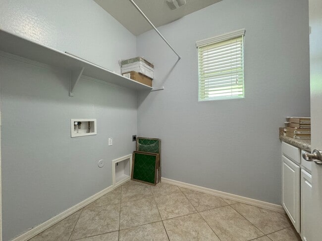 Building Photo - Spacious 5-Bedroom + Loft in Lyons Gate wi...