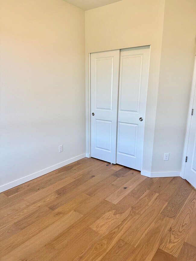 Building Photo - Modern 3-bed, 2.5-bath Townhome in Lake Forrest Park!