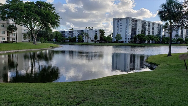 Building Photo - 2216 N Cypress Bend Dr