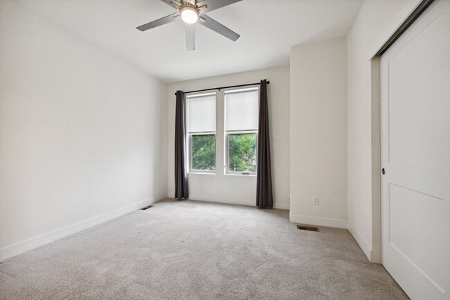 Building Photo - Great Townhome, Perfect Location! License #2023-BFN-0071747