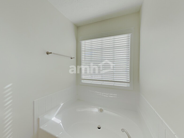Building Photo - 1772 N Oak Dr