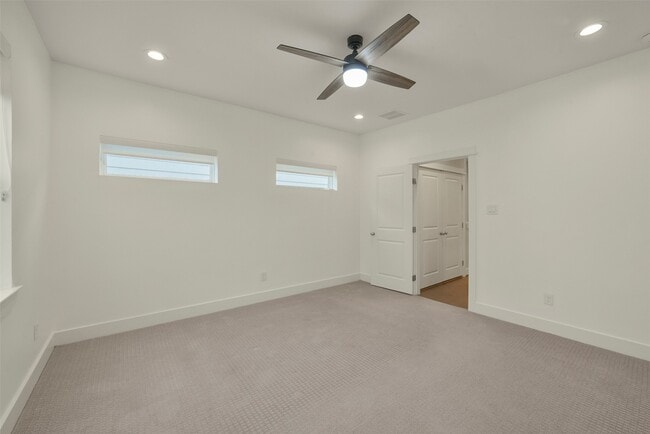Building Photo - 760 W Donovan St