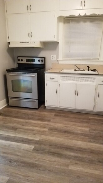 Kitchen - 1405 Hill St