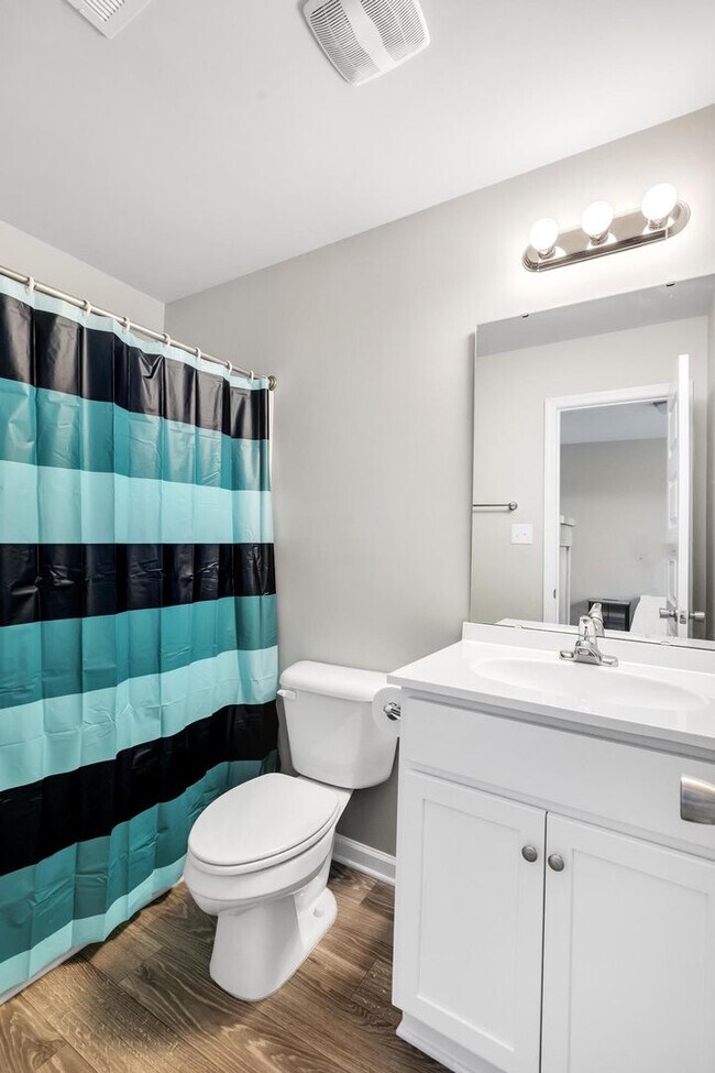 Building Photo - Furnished rental available now!!