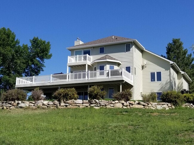 Building Photo - Welcoming 5 bed 3.5 bath South Hills Home