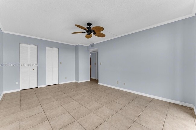 Building Photo - 800 Parkview Dr
