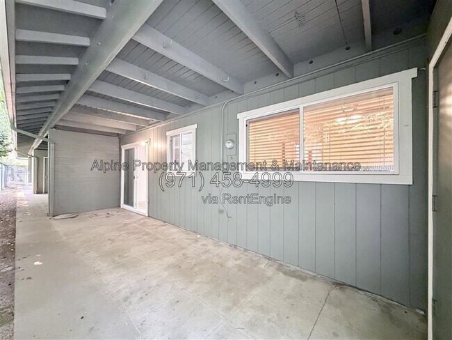 Building Photo - 925 NW Joy Ave
