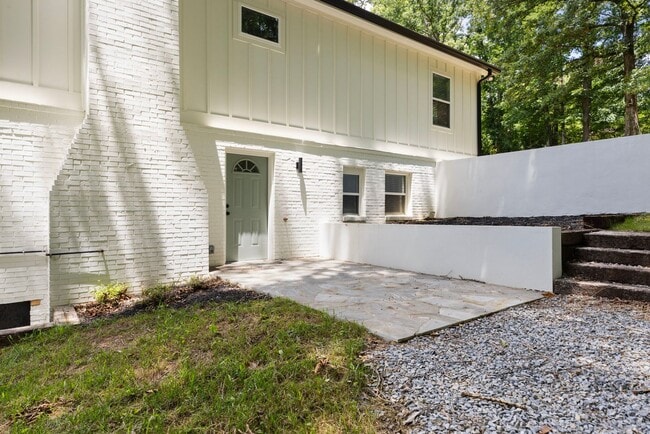 Building Photo - Four Bedroom Four Bath Home