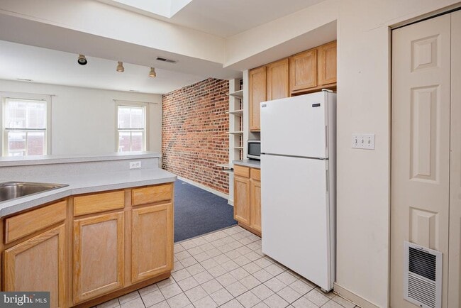 Building Photo - 906 S Charles St