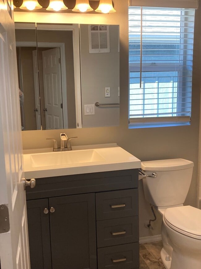 Building Photo - (HAI) Cozy 2-Bedroom, 1-Bathroom Home!