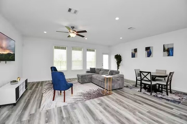 Building Photo - 12320 Churchill downs Dr