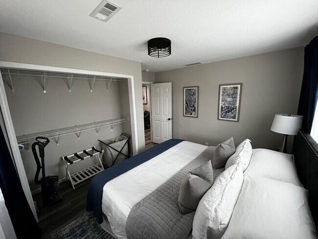 Building Photo - beautiful updated large home