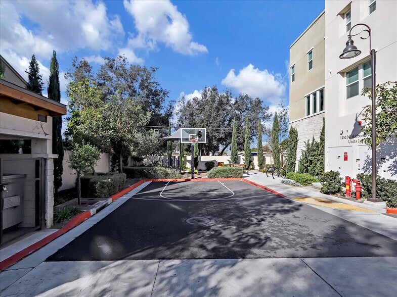 Building Photo - 1452 N Harbor Blvd