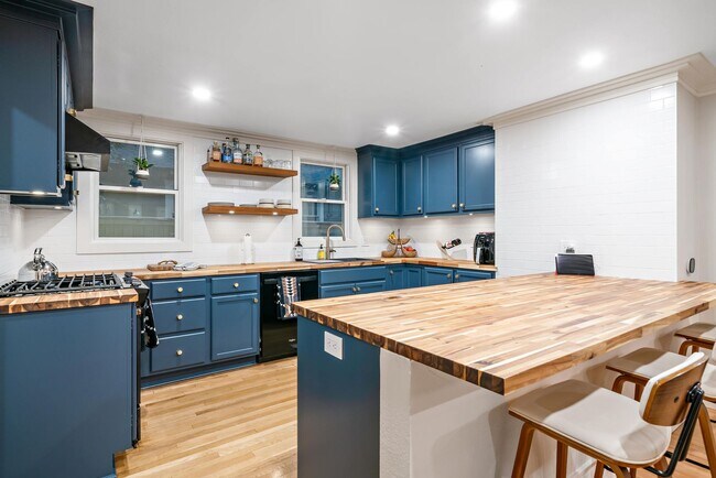 Building Photo - Furnished Downtown Bungalow!