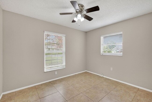 Building Photo - 3 Bedroom Home in Tavares – Available Now!