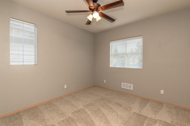 Building Photo - Low Maintenance Living 2 Bedroom Condo, Du...