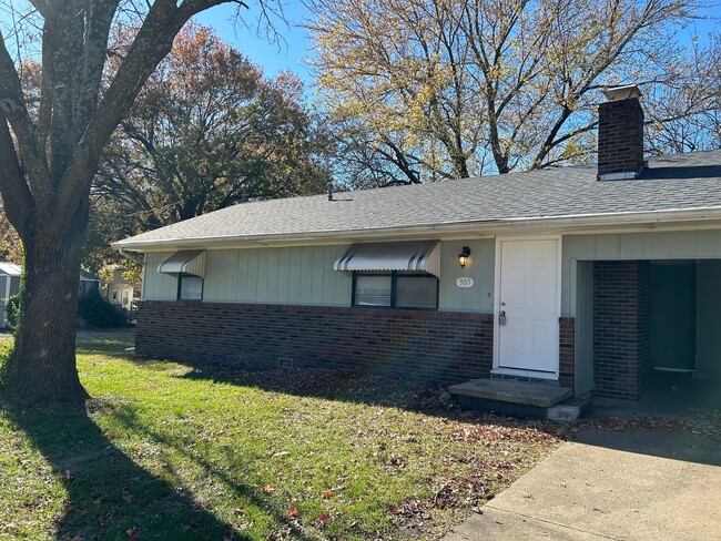 Primary Photo - 905-907 N Rouse Duplex