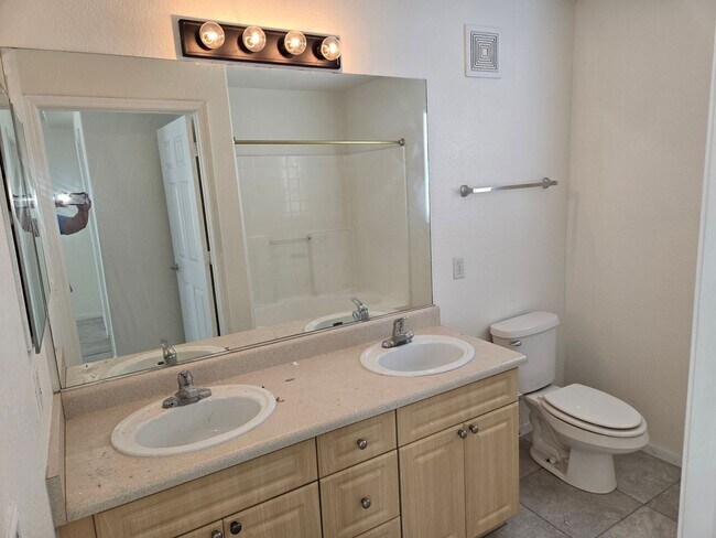 Building Photo - NW Areas. Condo Unit Upstairs