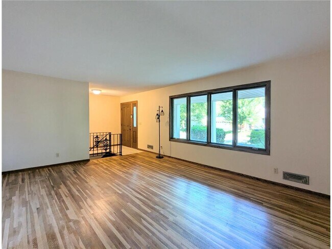 Building Photo - 6065 Oakwood Rd