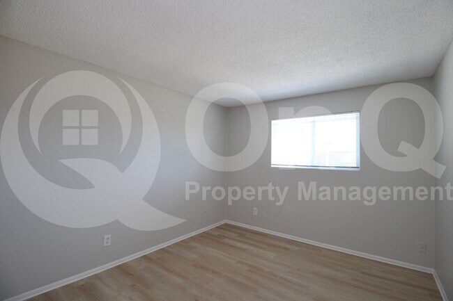 Building Photo - 537 E Laguna Dr