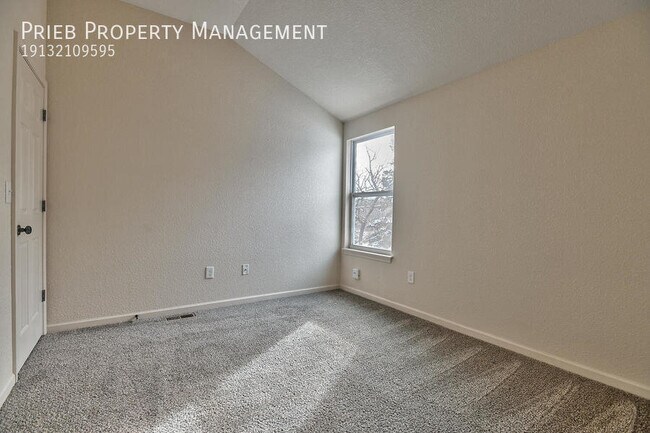 Building Photo - 2132 W Forest Dr