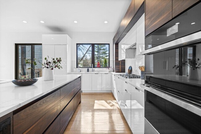 Building Photo - 706 Saw Mill Brook Pkwy