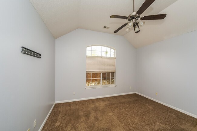 Building Photo - 10085 Woodland Hills Dr