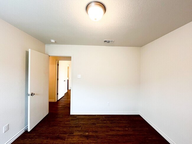 Building Photo - 1515 Justin Lp
