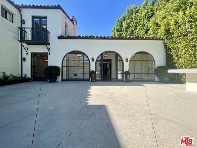 Building Photo - 610 N Arden Dr