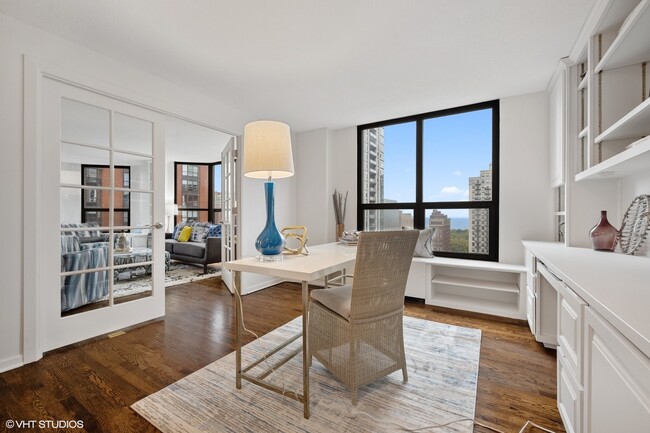 Building Photo - 901 S Plymouth Ct