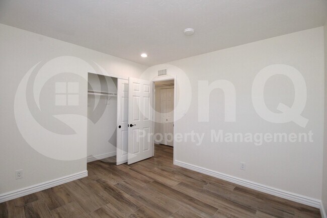 Building Photo - 2439 E Mercer Ln