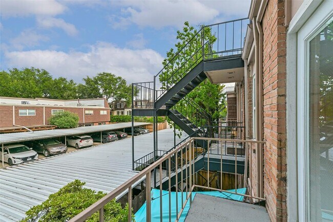 Building Photo - 496 N Post Oak Ln