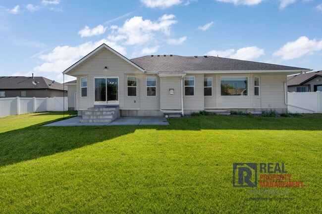 Building Photo - Beautiful - Elegant - 5 Bedrooms - 3 Car -...