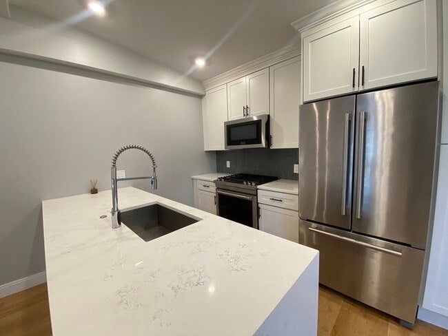 Primary Photo - 455 Meridian St
