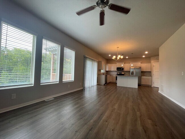 Building Photo - Large Home in Bellevue for Rent!