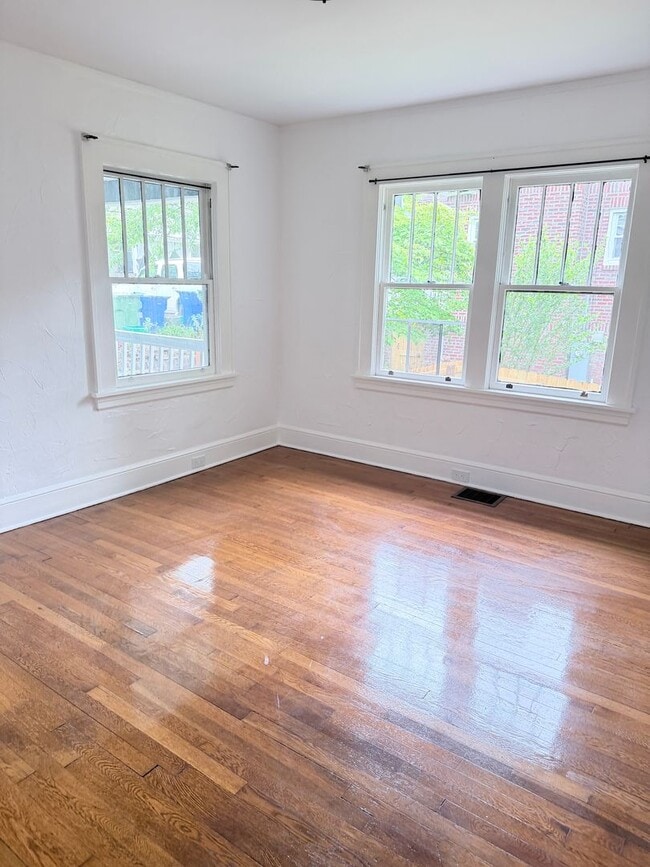 Building Photo - West Asheville Bungalow. 2 bedrooms, 1 bathroom. Great location!