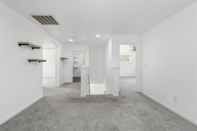 Building Photo - 124 S Glenbrook Ct
