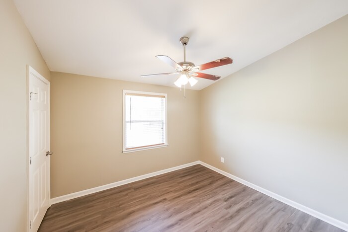 Building Photo - 927 W Lakeview Cir