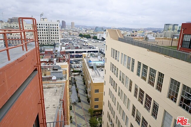 Building Photo - 746 S Los Angeles St