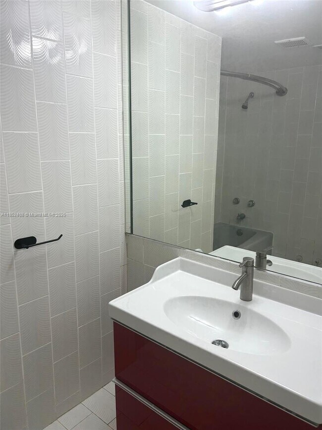 Building Photo - 5321 SW 67th Ave