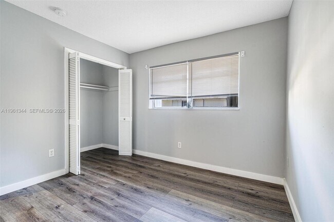 Building Photo - 15205 NE 6th Ave