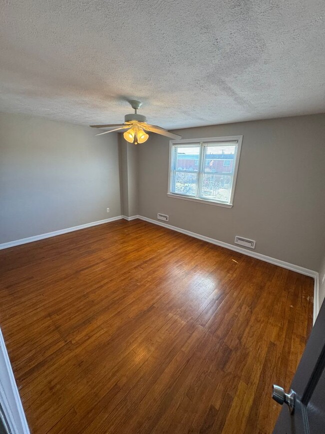 Building Photo - Super Fresh 3BR Townhome on Searles Rd for...