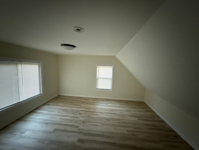Building Photo - 869 Beech St
